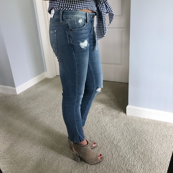 🎉❤️HOST PICK❤️🎉Distressed Ankle Length Jea… - Picture 4 of 8